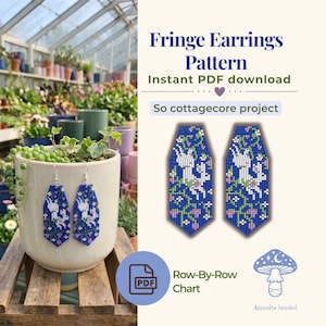 Könnte beinhalten: Blaue, perlenbesetzte Fransenohrringe mit einem weißen Einhorn-Design, präsentiert in einem Topf mit Grünzeug. Das Bild zeigt auch ein digitales Muster für die Ohrringe, mit dem Text "Fringe Earrings Pattern" und "Instant PDF download".