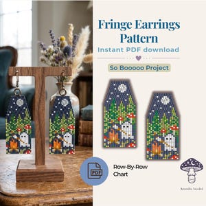 Könnte beinhalten: Muster für Fransenohrringe mit einem gruseligen Waldmotiv, das einen Geist, ein Lagerfeuer und Bäume unter einem Sternenhimmel zeigt. Das Bild enthält auch den Text "Fringe Earrings Pattern" und "So Booooo Project".