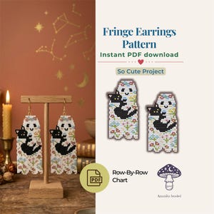 Könnte beinhalten: Muster für Perlen-Fransenohrringe mit einem Geist, der eine schwarze Katze hält. Die Ohrringe sind weiß mit floralen Akzenten und Fransen. Das Muster ist als sofortiger PDF-Download verfügbar. Der Text auf dem Bild lautet "Fringe Earrings Pattern".