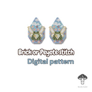 Puede incluir: Dos pendientes de cuentas con un diseño de rana. Los pendientes tienen forma de lágrima, con un fondo azul y blanco y una rana verde en el centro. El texto "Brick or Peyote stitch Digital pattern" está debajo de los pendientes.