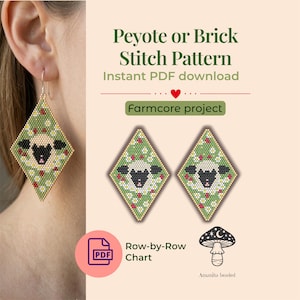 Op de afbeelding: Ruitvormige kralen oorbellen met een schapenontwerp, op een groene achtergrond met witte en rode accenten. De afbeelding toont ook een digitaal patroon met de tekst "Peyote or Brick Stitch Pattern" en "Farmcore project".