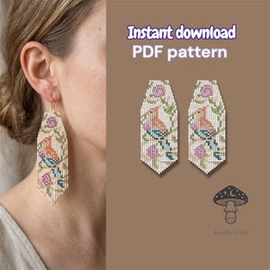 Op de afbeelding: Crèmekleurige kralen oorbellen met een vogel- en bloemenpatroon. De oorbellen hebben oranje, blauwe en groene accenten. Het ontwerp toont een vogel op een tak met bloemen en franjes aan de onderkant. De tekst op de afbeelding luidt "Instant download PDF pattern".