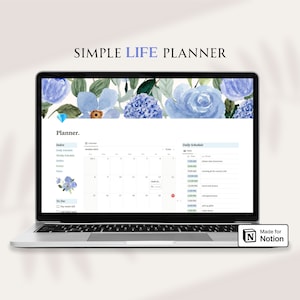 Op de afbeelding: Een laptopscherm met een eenvoudige life planner-sjabloon met een kalender, een dagelijks schema en een to-do-lijst. De sjabloon is ontworpen voor de Notion-app en heeft een blauw bloemenontwerp.