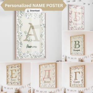 Op de afbeelding: Een verzameling ingelijste gepersonaliseerde naam posters. Elke poster heeft een grote beginletter en een naam, omringd door bloemen- of bladeren patronen. De posters zijn in verschillende kleuren, met houten frames.