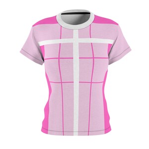 Puede incluir: Una camiseta rosa con un patr&oacute;n de cuadr&iacute;cula blanca y una cruz blanca en el centro.