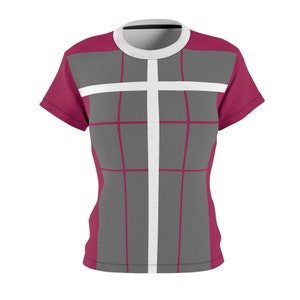 Puede incluir: Una camiseta para mujer con un dise&ntilde;o geom&eacute;trico. La camiseta es burdeos con un patr&oacute;n de cuadr&iacute;cula gris y blanco.