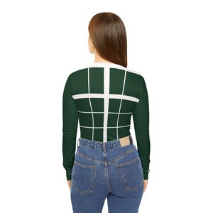 Puede incluir: Una camisa de manga larga con un patr&oacute;n de cuadr&iacute;cula verde y blanco. La camisa est&aacute; hecha de una tela el&aacute;stica y tiene un ajuste ce&ntilde;ido.