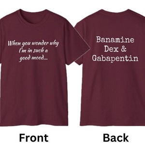Op de afbeelding: Bordeauxkleurig T-shirt met witte tekst aan de voorkant die "When you wonder why I'm in such a good mood..." luidt en witte tekst aan de achterkant die "Banamine Dex & Gabapentin" luidt.