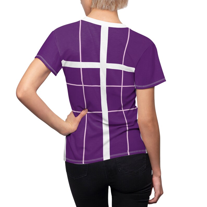 Puede incluir: Camiseta de manga corta de color morado con un patr&oacute;n de cuadr&iacute;cula blanca.