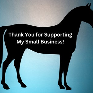 Puede incluir: Una silueta negra de un caballo con el texto "&iexcl;Gracias por apoyar mi peque&ntilde;a empresa!" escrito en su cuerpo.
