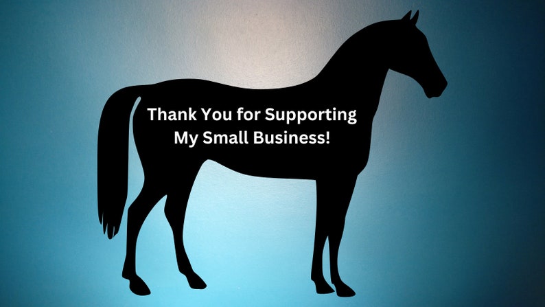 Puede incluir: Una silueta negra de un caballo con el texto "&iexcl;Gracias por apoyar mi peque&ntilde;a empresa!" escrito en su cuerpo.