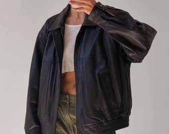 Giacca bomber retrò oversize vintage da donna degli anni '90, giacca in pelle nera dal taglio dritto da donna, giacca in vera pelle di agnello, regalo per lei