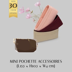 Könnte beinhalten: Eine braune gemusterte Mini-Pochette-Accessoires-Tasche mit goldfarbenen Beschlägen und drei gestapelten Filz-Taschenorganisatoren in Hellrosa, Dunkelrot und Beige. Der Text lautet WITH 30 COLOR OPTIONS, MINI POCHETTE ACCESSOIRES und L15.5 x H10.5 x W4 cm.