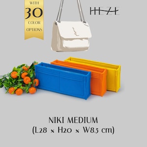 May include: Three rectangular felt bag organizers in blue, orange, and yellow, positioned next to a small cluster of artificial oranges. Above, a white handbag illustration is shown with the text HEZE and WITH 30 COLOR OPTIONS. NIKI MEDIUM (L28 x H20 x W8.5 cm) is printed below.