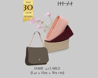 Puede incluir: Un bolso de mano gris oscuro con correa de cadena y un pequeño logotipo, junto a tres organizadores de fieltro apilados en rosa claro, rojo oscuro y beige. Texto: HEZE, WITH 30 COLOR OPTIONS, JAMIE 43 LARGE (L43 x H29 x W9 cm).
