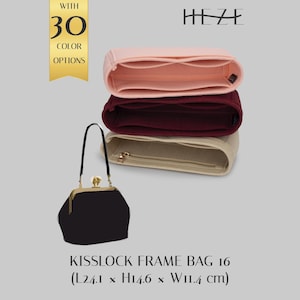 Op de afbeelding: Een zwarte kisslock-frametas met een gouden sluiting en een dun handvat, naast drie gestapelde vilten tasorganizers in lichtroze, donkerbordeaux en beige. Tekst bevat HEZE, WITH 30 COLOR OPTIONS, en KISSOCK FRAME BAG 16 (L24.1 x H14.6 x W11.4 cm).