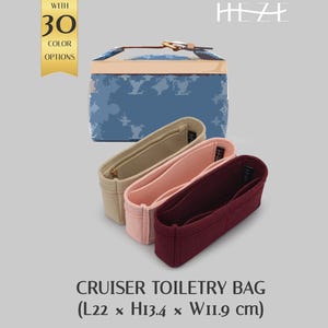Puede incluir: Un neceser azul con asa y detalles dorados, con tres organizadores interiores en beige, rosa y burdeos. El texto dice "CRUISER TOILETRY BAG (L22 x H13.4 x W11.9 cm)" y "WITH 30 COLOR OPTIONS".