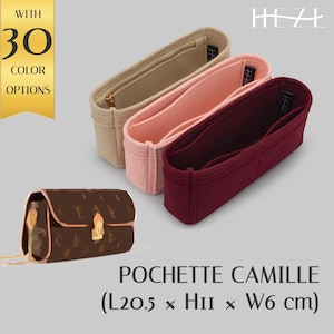 Puede incluir: Tres insertos de bolsa de fieltro en beige, rosa y burdeos. Los insertos están diseñados para caber dentro de un bolso de lujo. El texto "HEZE" está impreso en blanco sobre fondo blanco. El texto "WITH 30 COLOR OPTIONS" está impreso en un círculo dorado. El texto "POCHETTE CAMILLE (L20,5 x HII x W6 cm)" está impreso en negro sobre fondo blanco.
