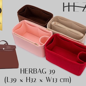 Op de afbeelding: Vier vilten handtasorganizers in bruin, beige, roze en rood, elk met meerdere binnenzakken en een cilindervormige houder. Een bruine handtas wordt getoond naast de tekst HEZE, WITH 30 COLOR OPTIONS en HERBAG 39 (L39 x H32 x W13 cm).