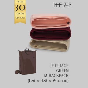 Può includere: Tre organizer per borsa in feltro color rosa chiaro, bordeaux scuro e beige impilati verticalmente. Sotto, uno zaino marrone. Il testo riporta HEZE, WITH 30 COLOR OPTIONS, LE PLIAGE GREEN M BACKPACK e le dimensioni (L26 x H28 x W10 cm).