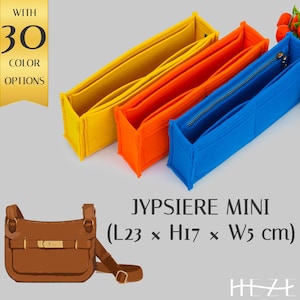 Può includere: Tre inserti per borsa in feltro di colore giallo, arancione e blu. Gli inserti sono per una piccola borsa a mano. Il testo "JYPSIERE MINI (L23 x H17 x W5 cm)" si trova sotto gli inserti. Una borsa di pelle marrone con una tracolla si trova sotto il testo.