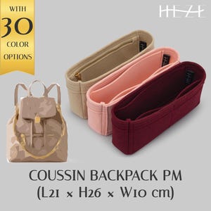 Pode incluir: Três organizadores de mochila em feltro nas cores bege, rosa claro e bordô, cada um com vários compartimentos internos e uma pequena etiqueta preta. Uma mochila bege é exibida ao lado do texto COUSSIN BACKPACK PM L21 x H26 x W10 cm.