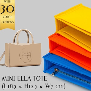 Può includere: Una borsa Mini Ella Tote beige con un logo, accanto a una pila di organizer in feltro colorati in giallo, arancione e blu. L'immagine include testo che indica 30 opzioni di colore e le dimensioni della borsa: 18,5 cm di lunghezza, 12,5 cm di altezza e 7 cm di larghezza.