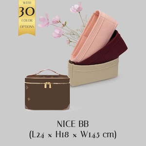 Könnte beinhalten: Eine braune Nice BB Kosmetiktasche mit goldfarbener Hardware und einem Griff, neben drei Filz-Organizern in Rosa, Burgunderrot und Beige. Das Bild enthält den Text "WITH 30 COLOR OPTIONS" und "NICE BB (L24 x H18 x W14.5 cm)".