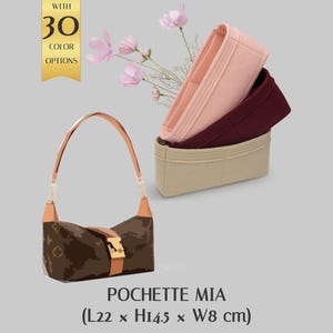 Peut inclure: Un sac à main marron avec une boucle dorée et des lanières beiges, à côté de trois organisateurs en feutre rose, bordeaux et beige. Le sac est étiqueté "POCHETTE MIA" et mesure environ 22 cm de long, 14,5 cm de haut et 8 cm de large. L'image contient le texte "WITH 30 COLOR OPTIONS".