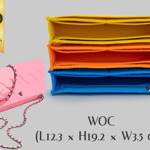 Puede incluir: Un bolso de mano acolchado rosa con una correa de cadena y un organizador de bolso de fieltro en amarillo, naranja y azul. El organizador de fieltro tiene varios compartimentos y una cremallera. El bolso mide 12,3 cm de largo, 19,2 cm de alto y 3,5 cm de ancho.