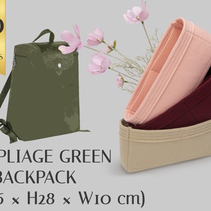 Puede incluir: Mochila de lona verde con una correa de cuero y un pequeño bolsillo en la parte delantera. La mochila mide 26 cm de largo, 28 cm de alto y 10 cm de ancho. La imagen también muestra tres organizadores de bolsa de fieltro en diferentes colores.