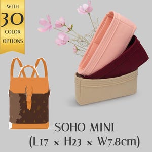 May include: An orange and brown backpack with a flap closure is displayed next to three stacked bag organizers in beige, pink, and burgundy. The text "SOHO MINI" and dimensions (L17 x H23 x W7.8cm) are shown. A banner reads "WITH 30 COLOR OPTIONS".