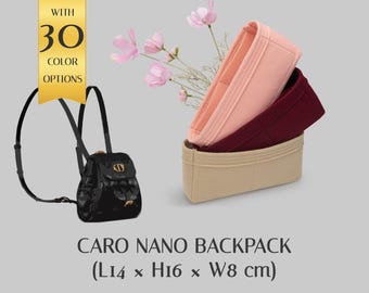 Op de afbeelding: Zwarte Caro Nano rugzak met gouden details, samen met tas organizers in beige, roze en bordeaux. De afbeelding bevat de tekst "MET 30 KLEUROPTIES" en de afmetingen van de rugzak: L14 x H16 x W8 cm.