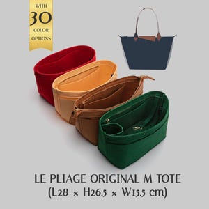 Pode incluir: Quatro organizadores de bolsa em feltro nas cores vermelho, bege, castanho e verde, cada um com vários bolsos interiores e fecho de correr. Um gráfico de uma bolsa tote azul-marinho aparece acima, com o texto 30 color options e Le Pliage Original M Tote L28 x H26.5 x W15.5 cm.