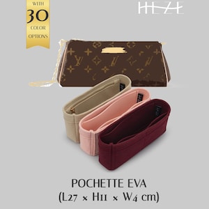 May include: A brown handbag with a repeating monogram pattern and a gold-tone plate, accompanied by three felt purse organizers in beige, light pink, and dark red. Text reads WITH 30 COLOR OPTIONS, HEZE, and POCHETTE EVA (L27 x H11 x W4 cm).