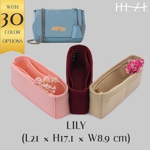 Op de afbeelding: Drie vilten handtasorganizers in lichtroze, donkerbordeaux en beige, voorzien van meerdere binnenvakken en een ritssluiting. De tekst vermeldt HEZE, LILY en L21 x H17.1 x W8.9 cm, met een banner met WITH 30 COLOR OPTIONS.