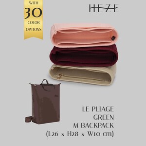 Peut inclure: Trois organisateurs de sac en feutre rose clair, bordeaux foncé et beige empilés verticalement. En dessous, un sac à dos marron. Le texte indique HEZE, WITH 30 COLOR OPTIONS, LE PLIAGE GREEN M BACKPACK et les dimensions (L26 x H28 x W10 cm).