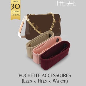 Peut inclure: Image d'un sac à main marron avec une bandoulière dorée et trois organisateurs intérieurs beiges, roses et bordeaux. Le texte indique "POCHETTE ACCESSOIRES (L23,5 x H13,5 x L4 cm)" et "WITH 30 COLOR OPTIONS".