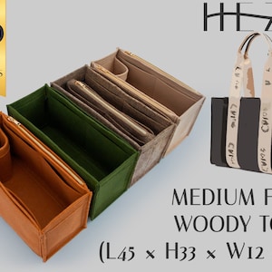 May include: A set of four felt bag organizers in brown, green, beige, and black. The organizers have multiple compartments and a zipper closure. The organizers are designed to fit inside a tote bag. The text "HEZE" is visible in the image. The text "MEDIUM FELT WOODY TOTE (L45 x H33 x W12 cm)" is also visible in the image.