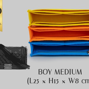 Può includere: Tre organizzatori per borsa in feltro di colore giallo, arancione e blu, impilati uno sopra l'altro. Gli organizzatori sono progettati per adattarsi a una borsa di medie dimensioni. Il testo "BOY MEDIUM (L25 x H15 x W8 cm)" è stampato sotto gli organizzatori.