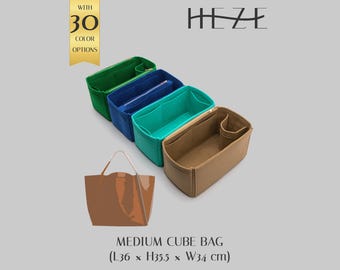 Organizador de bolso cúbico mediano con inserto de fieltro y múltiples bolsillos.