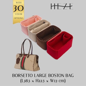 Peut inclure: Un sac Boston beige avec un motif à rayures rouges et vertes, accompagné de quatre organisateurs de sac en feutre rose, beige, marron et rouge. Le texte "AVEC 30 OPTIONS DE COULEURS" et "BORSETTO LARGE BOSTON BAG (L38.5 x H22.5 x W13 cm)" est inclus.