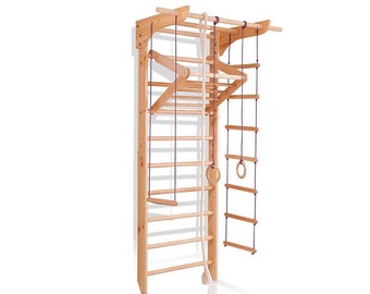 Könnte beinhalten: Hölzerner Indoor-Spielplatz mit einer Leiter, einem Klettergerüst, einem Seil und einer Kletterleiter aus Seil. Der Spielplatz ist an einer Wand montiert und hat eine natürliche Holzoptik.