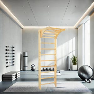 K&ouml;nnte beinhalten: Eine Wandmontage-Klimmzugstange aus Holz mit einer abgerundeten Oberseite und neun Sprossen. Die Stange befindet sich in einem Heim-Fitnessstudio mit einer grauen Wand, einem grauen Teppich und verschiedenen Trainingsger&auml;ten.