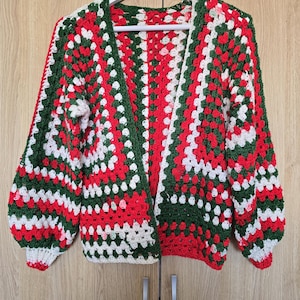 Cardigan esagonale della nonna all&#39;uncinetto natalizio