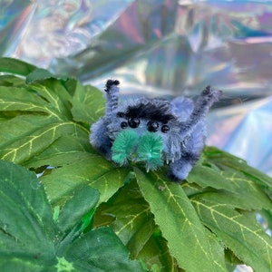 Araña saltadora en miniatura hecha a mano con tallos de chenilla y coloreada a mano con patas articuladas. Spood / arácnido / micro arte / escultura de araña