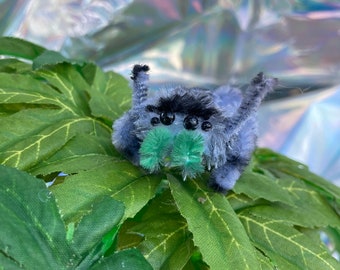 Araña saltadora en miniatura hecha a mano con tallos de chenilla y coloreada a mano con patas articuladas. Spood / arácnido / micro arte / escultura de araña