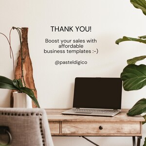 Pu&ograve; includere: Un computer portatile con uno schermo vuoto si trova su una scrivania di legno con una pianta in vaso e una parete di legno dietro. Il testo "THANK YOU! Boost your sales with affordable business templates :-) @pasteldigico" &egrave; visualizzato sulla parete.