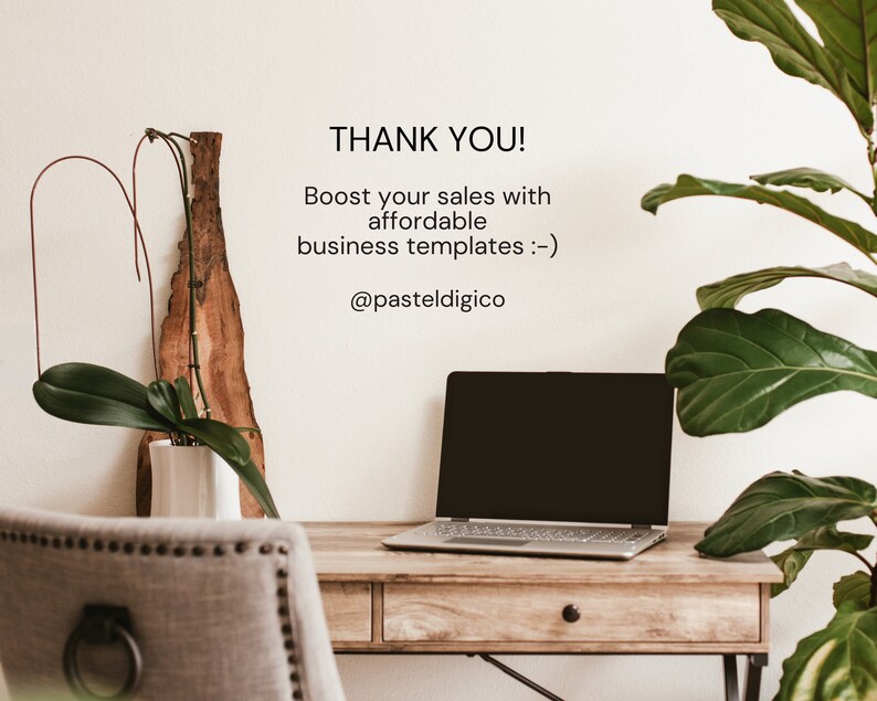 Puede incluir: Un ordenador port&aacute;til con una pantalla en blanco se encuentra sobre un escritorio de madera. Detr&aacute;s del ordenador, se puede ver una planta de orqu&iacute;dea en maceta y un trozo de madera a la deriva. El texto "THANK YOU! Boost your sales with affordable business templates :-) @pasteldigico" se muestra en la pared detr&aacute;s del escritorio.