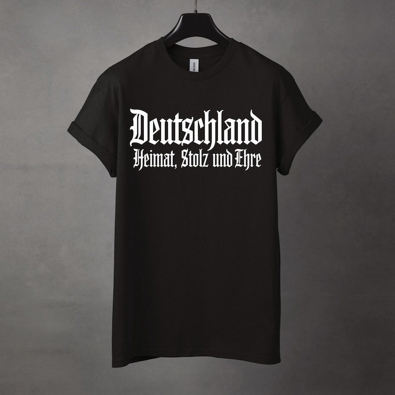 Deutschland T-Shirt – Heimat, Stolz und Ehre – Schwarzes Shirt in gotischer Schrift – Deutsche Kultur Mode Patriot 画像 2